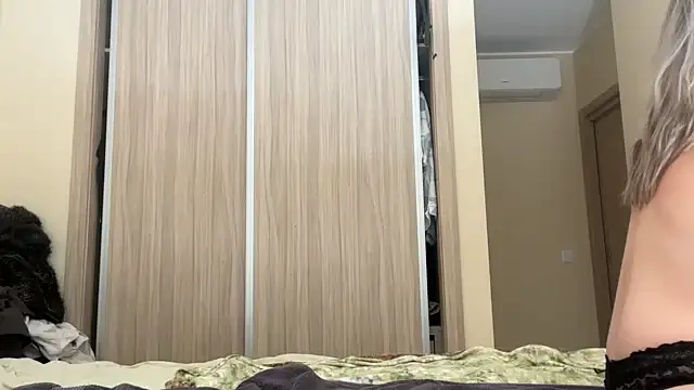 Snapshot of naughtyhollyxxxx chatting on October 8, 3:20 pm naughtyhollyxxxx online show from October 8, 3:20 pm