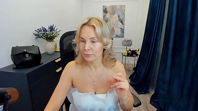 Snapshot of Sinty_Devis chatting on February 22, 4:24 am Sinty Devis online show from February 22, 4:24 am