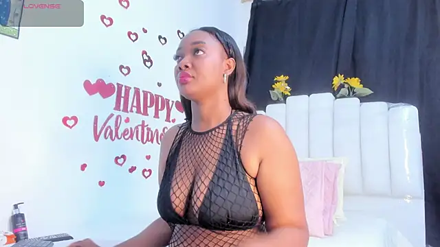 Snapshot of RoxannaBlanche chatting on February 12, 12:11 pm RoxannaBlanche online show from February 12, 12:11 pm
