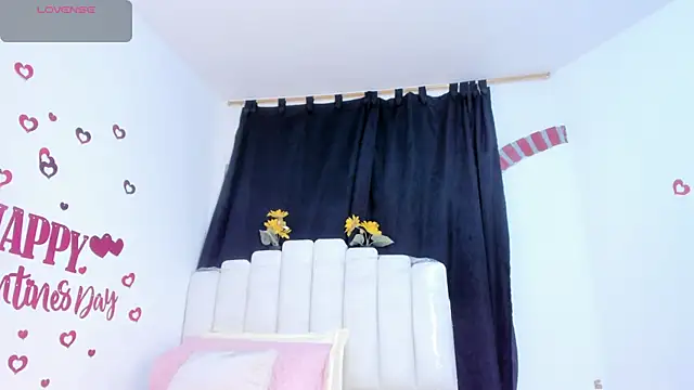 Snapshot of RoxannaBlanche chatting on February 13, 12:34 pm RoxannaBlanche online show from February 13, 12:34 pm