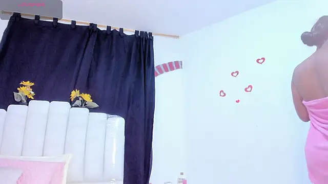 Snapshot of RoxannaBlanche chatting on February 17, 11:40 am RoxannaBlanche online show from February 17, 11:40 am