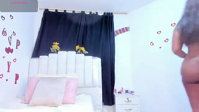 Snapshot of RoxannaBlanche chatting on March 2, 1:07 pm RoxannaBlanche online show from March 2, 1:07 pm
