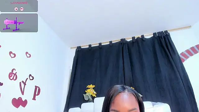 Snapshot of RoxannaBlanche chatting on March 24, 1:05 pm RoxannaBlanche online show from March 24, 1:05 pm