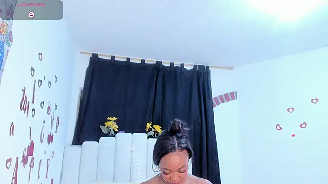 Snapshot of RoxannaBlanche chatting on April 13, 12:10 pm RoxannaBlanche online show from April 13, 12:10 pm