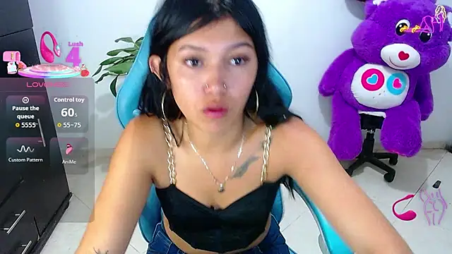 Snapshot of emily_rosse04 chatting on April 6, 1:25 am emily rosse04 online show from April 6, 1:25 am