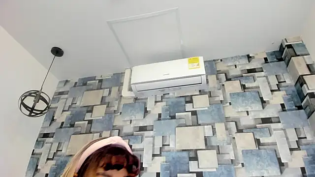 Snapshot of angel_dthroatt chatting on March 31, 12:05 pm angel dthroatt online show from March 31, 12:05 pm