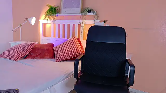 Snapshot of CristalCornner_ chatting on October 21, 7:47 pm CristalCornner online show from October 21, 7:47 pm