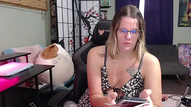 Sarahtineke online show from November 4, 4:50 pm