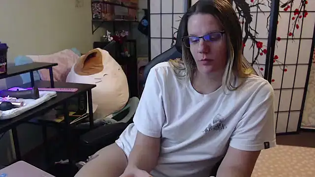 Sarahtineke online show from February 3, 10:59 pm