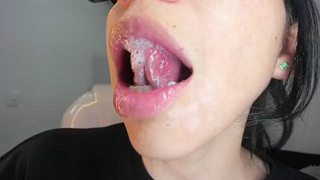 Snapshot of Katty_mouth chatting on December 4, 8:39 pm Katty mouth online show from December 4, 8:39 pm