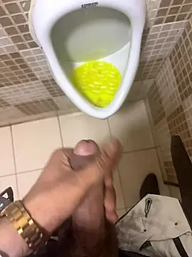 Snapshot of hitlar1026 chatting on November 20, 6:35 am hitlar1026 online show from November 20, 6:35 am