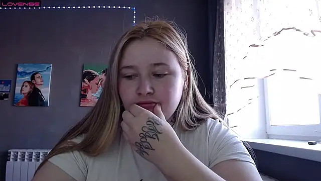 Snapshot of Light_Luna chatting on October 25, 8:11 am Light Luna online show from October 25, 8:11 am