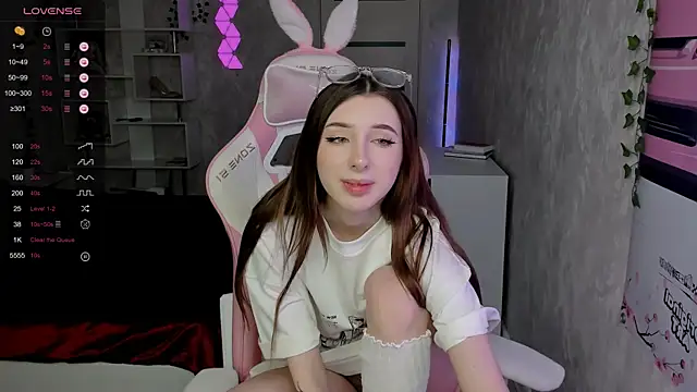 Snapshot of Polly__Hill chatting on November 12, 7:31 am Polly Hill online show from November 12, 7:31 am