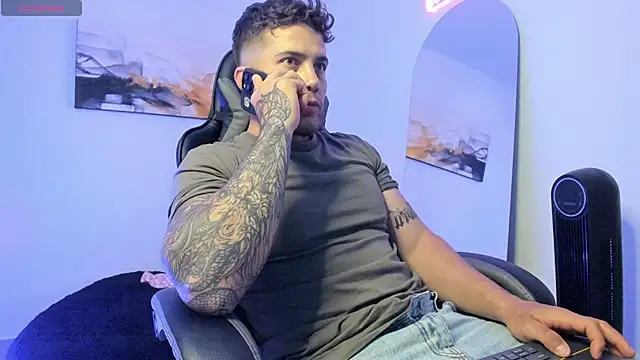 Snapshot of LucianSinclair chatting on December 22, 11:09 pm LucianSinclair online show from December 22, 11:09 pm