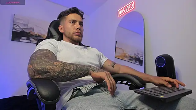 Snapshot of LucianSinclair chatting on December 25, 1:20 am LucianSinclair online show from December 25, 1:20 am