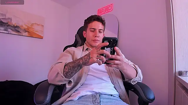 Snapshot of LucianSinclair chatting on January 12, 10:22 pm LucianSinclair online show from January 12, 10:22 pm