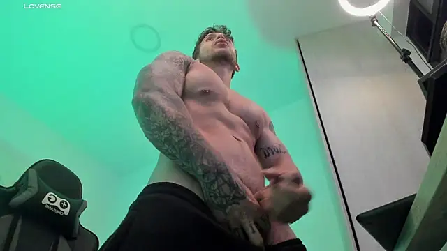 Snapshot of LucianSinclair chatting on February 21, 2:50 am LucianSinclair online show from February 21, 2:50 am