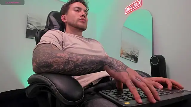 Snapshot of LucianSinclair chatting on March 1, 1:11 am LucianSinclair online show from March 1, 1:11 am