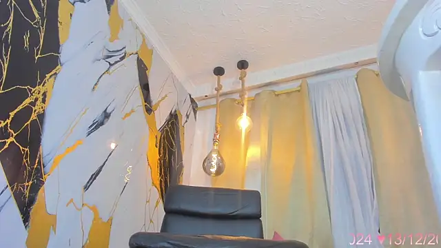 Snapshot of Brianna_Stars chatting on December 14, 12:01 am Brianna Stars online show from December 14, 12:01 am