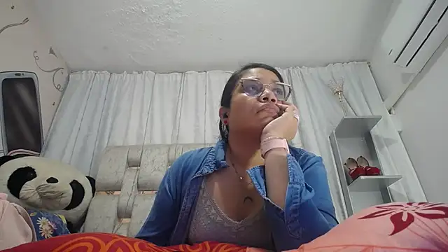Snapshot of KEYRA-MILLER- chatting on February 17, 1:46 am KEYRA-MILLER- online show from February 17, 1:46 am