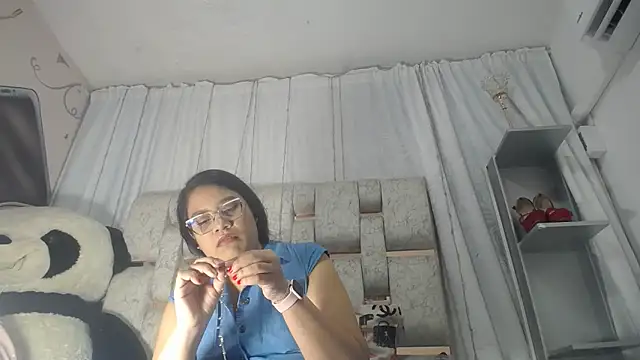 Snapshot of KEYRA-MILLER- chatting on February 23, 1:47 am KEYRA-MILLER- online show from February 23, 1:47 am