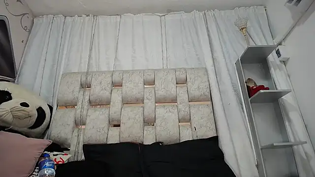 Snapshot of KEYRA-MILLER- chatting on March 21, 1:43 am KEYRA-MILLER- online show from March 21, 1:43 am