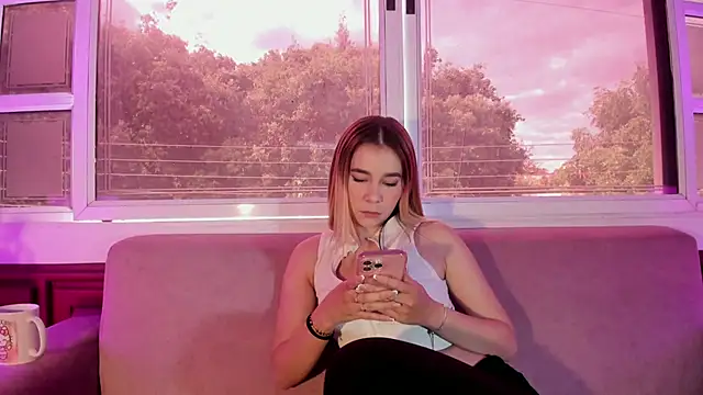 Lezy  online show from October 1, 1:50 pm