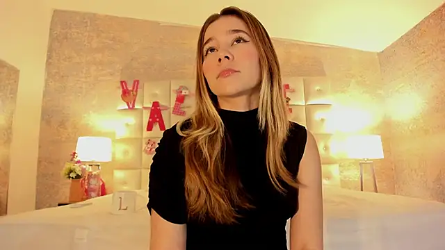 Snapshot of Lezy_ chatting on February 15, 7:43 pm Lezy online show from February 15, 7:43 pm