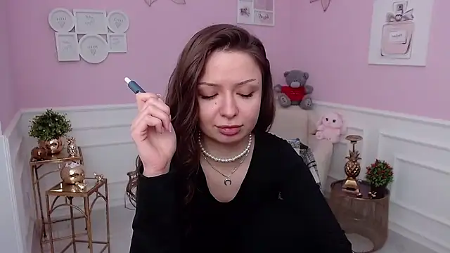 Snapshot of LucySkilar chatting on February 15, 8:13 am LucySkilar online show from February 15, 8:13 am