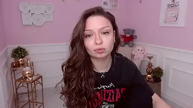 Snapshot of LucySkilar chatting on March 5, 5:36 am LucySkilar online show from March 5, 5:36 am