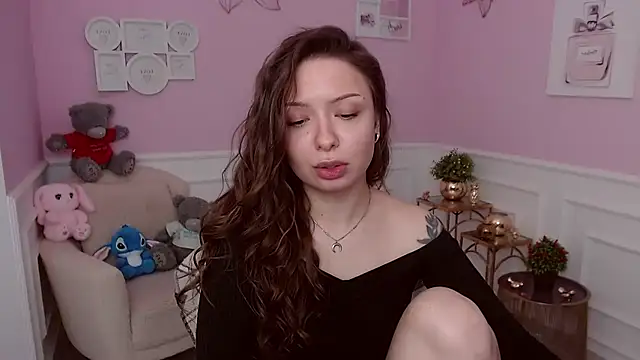 Snapshot of LucySkilar chatting on March 22, 5:11 am LucySkilar online show from March 22, 5:11 am
