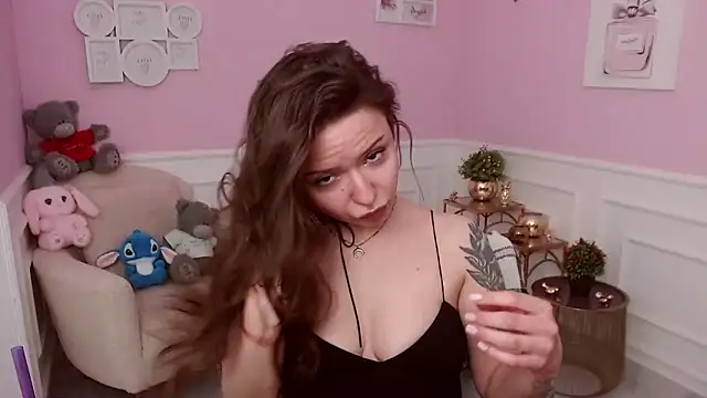 Snapshot of LucySkilar chatting on March 27, 8:26 am LucySkilar online show from March 27, 8:26 am