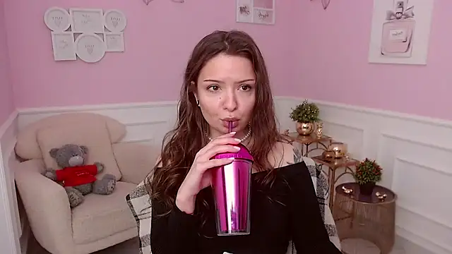 Snapshot of LucySkilar chatting on March 31, 4:13 am LucySkilar online show from March 31, 4:13 am