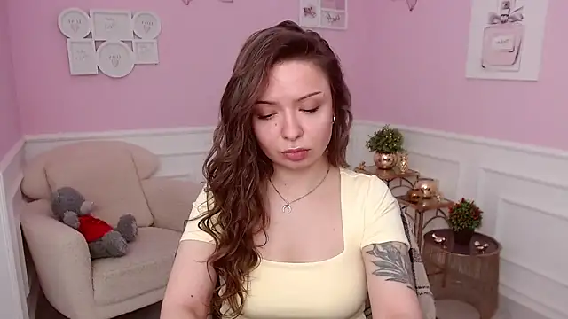 Snapshot of LucySkilar chatting on April 2, 4:10 am LucySkilar online show from April 2, 4:10 am