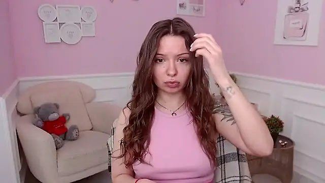 Snapshot of LucySkilar chatting on April 3, 4:10 am LucySkilar online show from April 3, 4:10 am