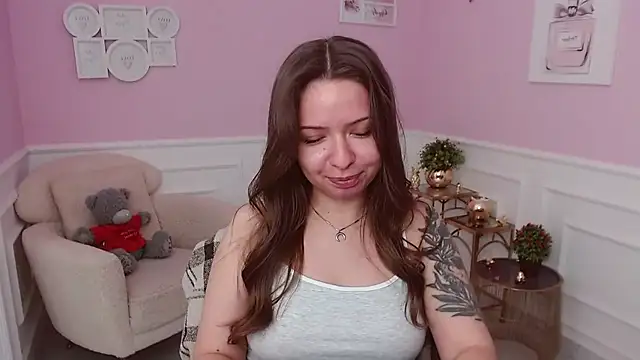 Snapshot of LucySkilar chatting on July 7, 6:47 am LucySkilar online show from July 7, 6:47 am