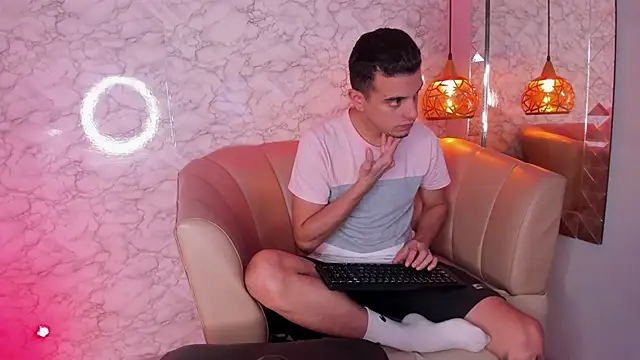 Maximo   online show from October 3, 9:01 pm