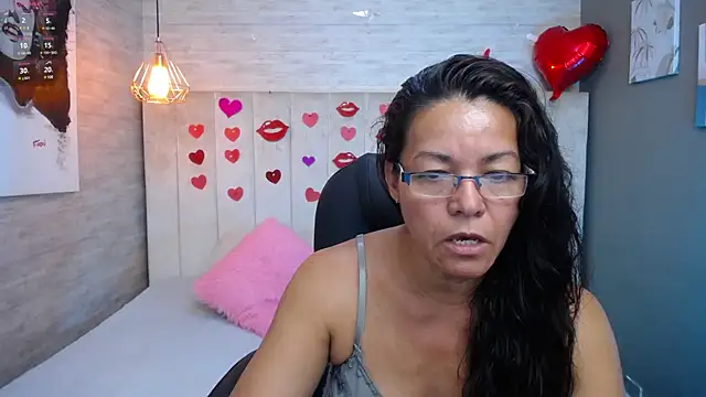 Snapshot of MaturePure chatting on March 4, 9:43 pm MaturePure online show from March 4, 9:43 pm