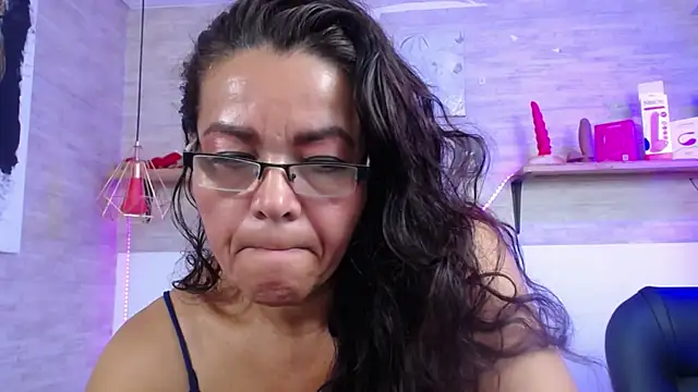 Snapshot of MaturePure chatting on October 15, 1:06 am MaturePure online show from October 15, 1:06 am