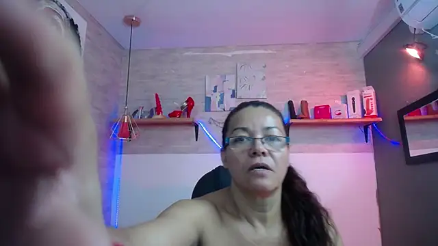 Snapshot of MaturePure chatting on October 24, 8:27 pm MaturePure online show from October 24, 8:27 pm