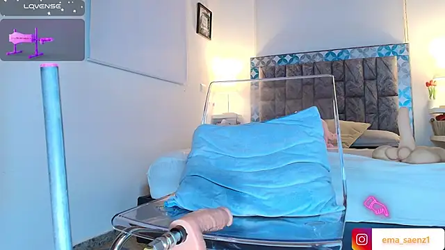 Snapshot of ema__saenz chatting on November 15, 2:02 pm ema saenz online show from November 15, 2:02 pm