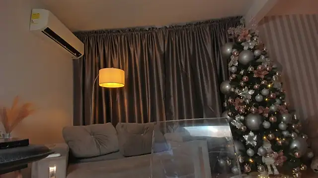 Snapshot of HannaByron chatting on December 12, 5:10 am HannaByron online show from December 12, 5:10 am