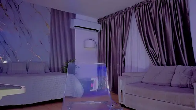 Snapshot of HannaByron chatting on November 21, 2:21 am HannaByron online show from November 21, 2:21 am