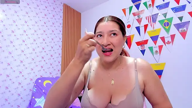 Snapshot of Soyqueen chatting on June 17, 4:37 am Soyqueen online show from June 17, 4:37 am