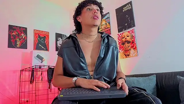 Snapshot of GaelOconner chatting on October 18, 1:08 am GaelOconner online show from October 18, 1:08 am