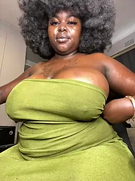 Snapshot of Honeycoco0211 chatting on April 12, 7:35 am Honeycoco0211 online show from April 12, 7:35 am