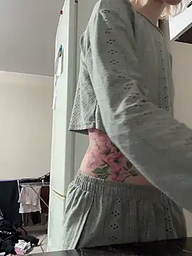 Snapshot of Crayzy_Luv chatting on February 16, 4:58 pm Crayzy Luv online show from February 16, 4:58 pm