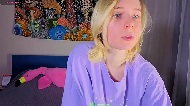 Snapshot of Crayzy_Luv chatting on March 22, 8:01 pm Crayzy Luv online show from March 22, 8:01 pm