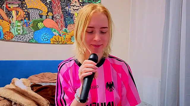 Snapshot of Crayzy_Luv chatting on March 27, 3:01 pm Crayzy Luv online show from March 27, 3:01 pm