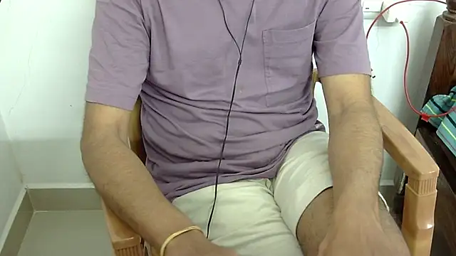 Snapshot of The_SHY_uncut chatting on January 11, 5:34 am The SHY uncut online show from January 11, 5:34 am